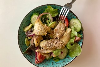 Салат с кабачками и курочкой гриль в йогуртовой заправке