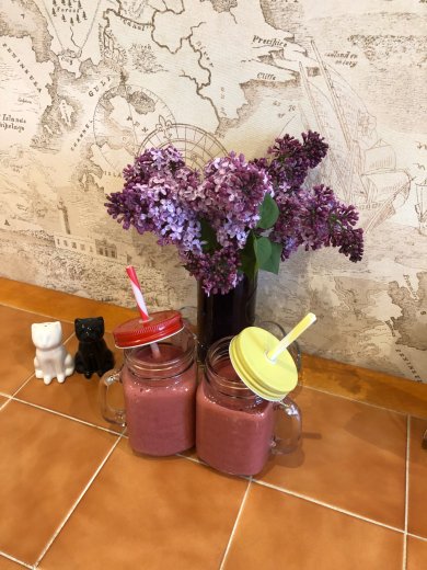 Пп Смузи из банана, клубники, земляники на кокосовом молоке. - Шаг 1