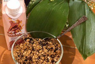 Гранола с кокосовой стружкой, орехами и сухофруктами.