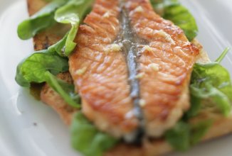 Маринованная семга на гриле с хлебом и салатом