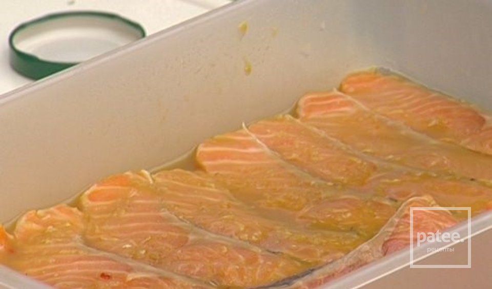 Маринованная семга на гриле с хлебом и салатом - Шаг 7