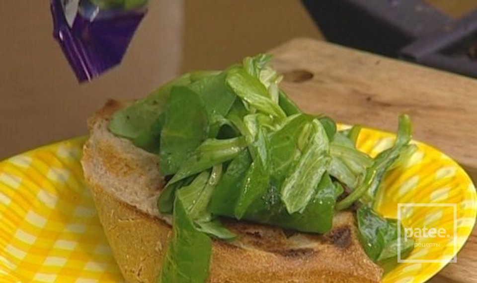 Маринованная семга на гриле с хлебом и салатом - Шаг 10