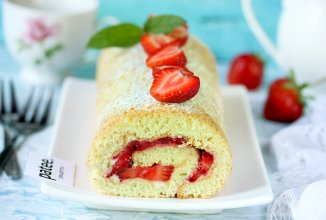 Бисквитный рулет с клубникой