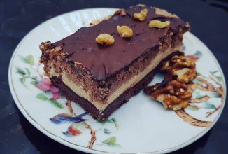 Брауни с творожным кремом и арахисовой пастой