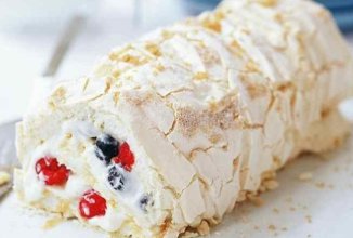 Рулет из безе с сырным кремом