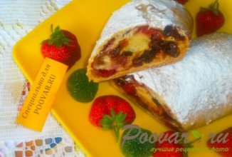 Рулет с финиками и клубникой