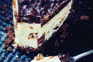 Молочный торт с карамелью и шоколадом