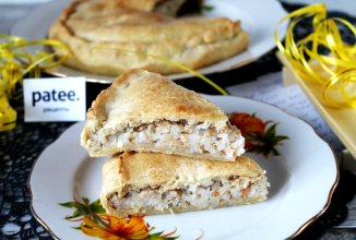 Пресный пирог с рыбой и рисом
