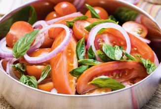 Салат с помидорами и базиликом