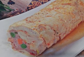 Куриный рулет с мясным фаршем и овощами