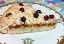 Кудрявый пирог с вареньем и ягодами