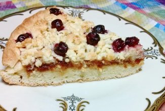 Кудрявый пирог с вареньем и ягодами
