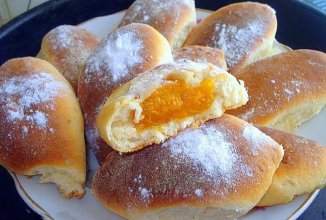 Пирожки з персиками и бананами