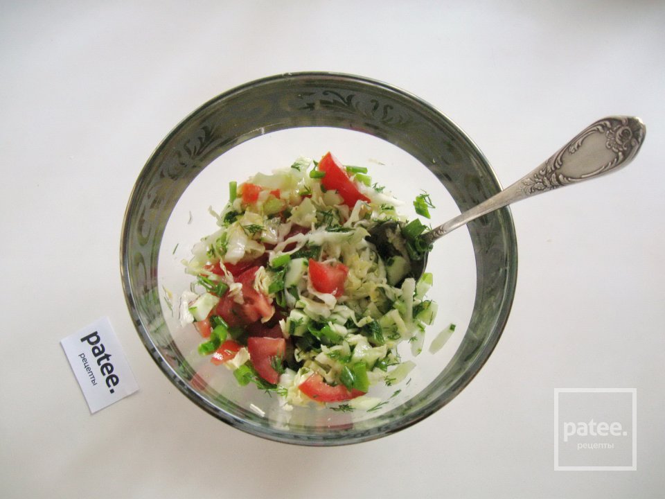 Салат с помидорами и капустой - Шаг 9