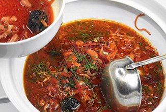 Борщ с черносливом, фасолью и копченой грудинкой