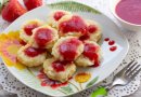 Сырные клецки с клубничным соусом