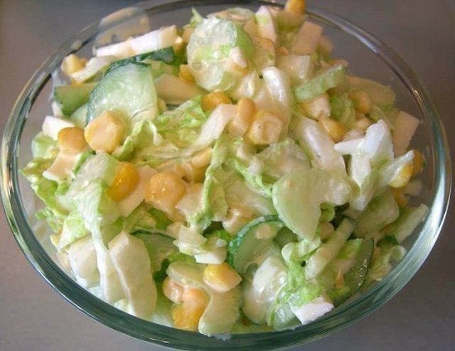 Легкий салат с кукурузой
