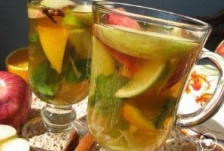 Холодный чай с мятой и яблоком