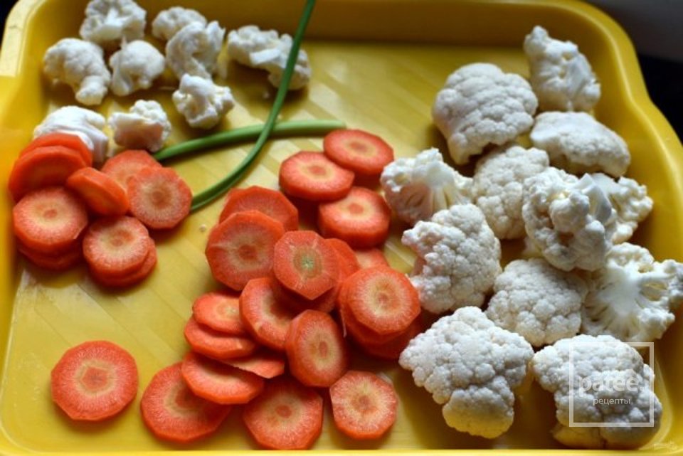 Салат з кольорової капусти та брокколі з яйцем - Шаг 1