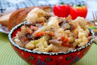 Кольорова капуста з печерицями в сметані