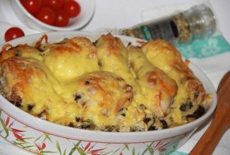 Курячі ніжки з картоплею та грибами в духовці