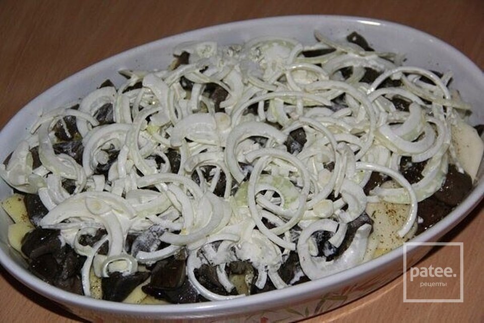 Курячі ніжки з картоплею та грибами в духовці - Шаг 2