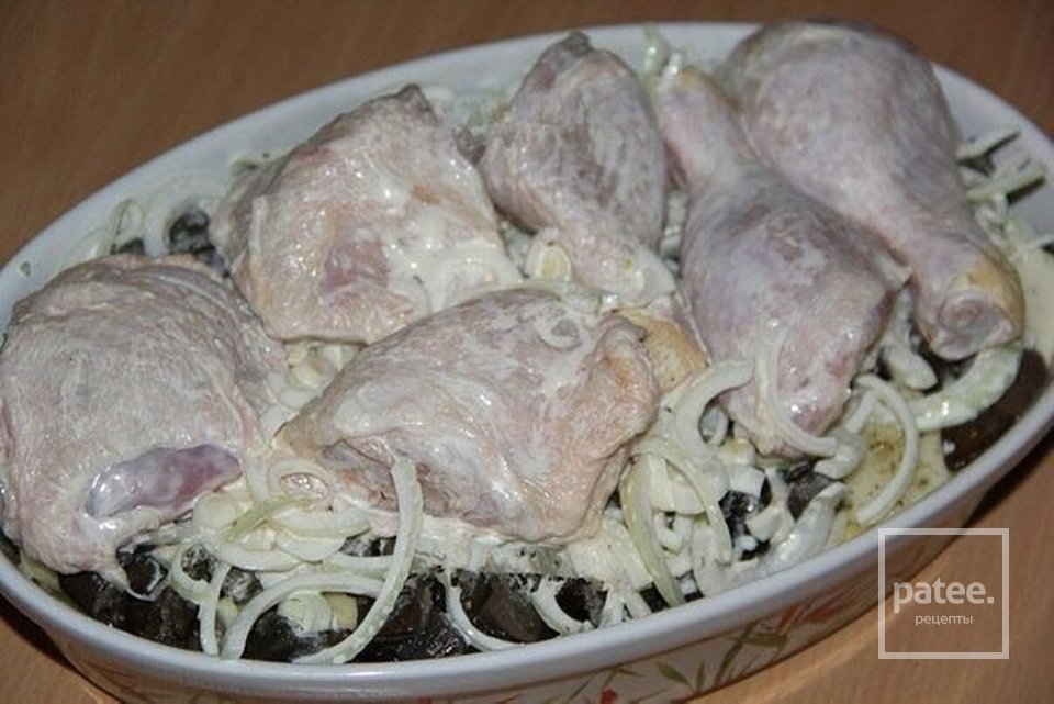 Курячі ніжки з картоплею та грибами в духовці - Шаг 3