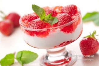 Полуниця і банани зі збитими вершками та вареним згущеним молоком