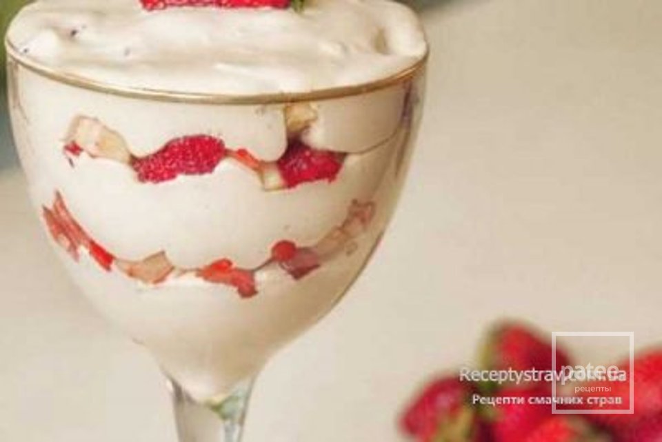 Полуниця і банани зі збитими вершками та вареним згущеним молоком - Шаг 1