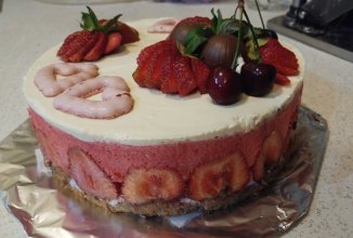 Клубнично-шоколадный воздушный торт