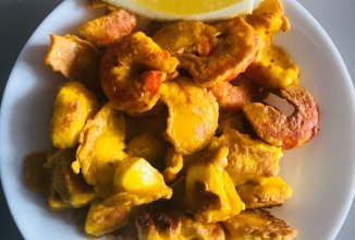 Королевские креветки и кусочки большого кальмара , обжаренные в кляре