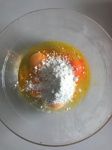 Королевские креветки и кусочки большого кальмара , обжаренные в кляре - Шаг 2