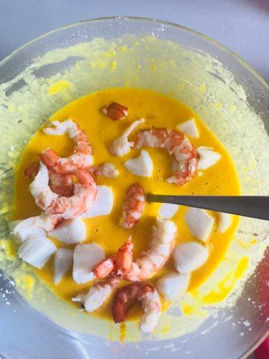 Королевские креветки и кусочки большого кальмара , обжаренные в кляре - Шаг 5