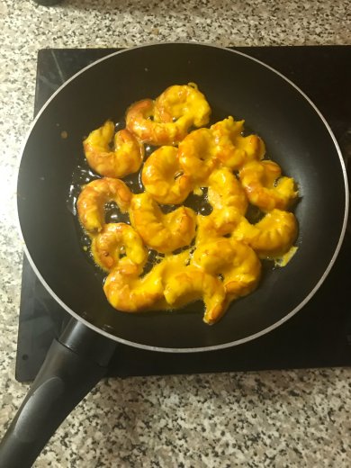 Королевские креветки и кусочки большого кальмара , обжаренные в кляре - Шаг 6