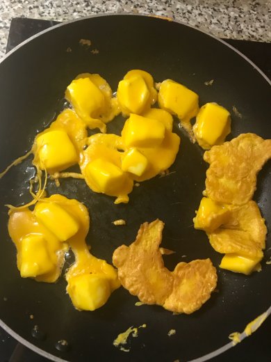 Королевские креветки и кусочки большого кальмара , обжаренные в кляре - Шаг 7