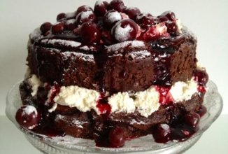 Шоколадний торт з вишнями