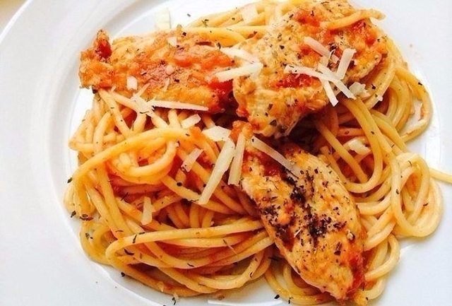 Спагеті з куркою в томатному соусі