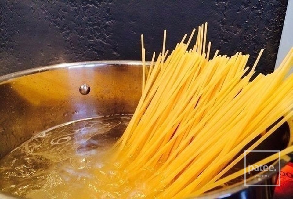 Спагеті з куркою в томатному соусі - Шаг 1