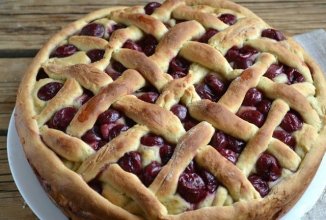 Соковитий пиріг з вишнею