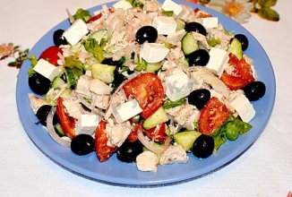 САЛАТ С МАСЛИНАМИ, ОГУРЦАМИ, КУРИЦЕЙ, СЫРОМ И ПОМИДОРАМИ