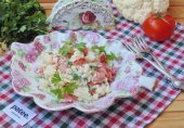Салат с цветной капустой и помидором
