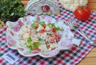 Салат с цветной капустой и помидором