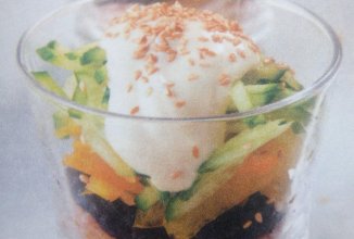 Салат-коктейль с курицей и черносливом