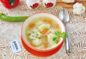 Суп с цветной капустой и свежим зеленым горошком