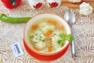 Суп с цветной капустой и свежим зеленым горошком