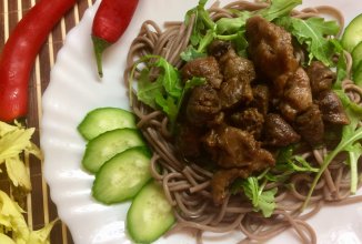 Жаренные куриные потроха в соевом соусе.