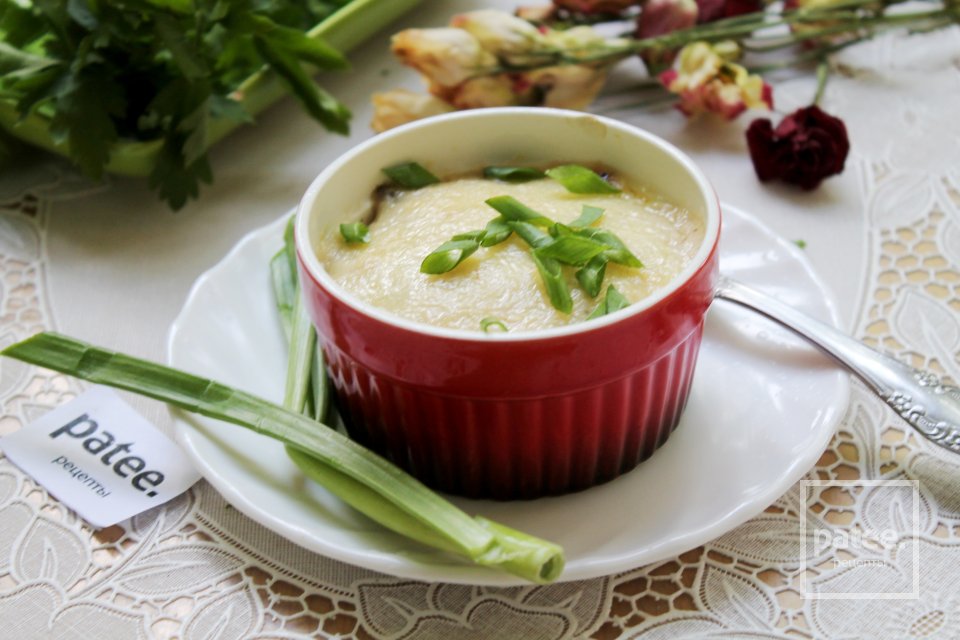 жульен с курицей и грибами на микроволновой печи. жульен в микроволновке. рецепт жюльена из шампиньонов. жульен с грибами. жульен в микроволновке.