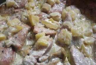 Бедра куриные, тушеные в сметанном соусе