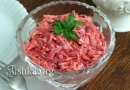 Салат из сырой свеклы и моркови с сырком