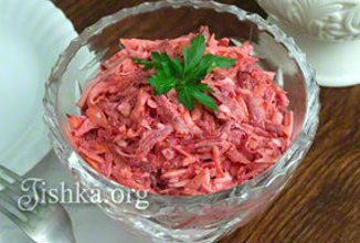 Салат из сырой свеклы и моркови с сырком
